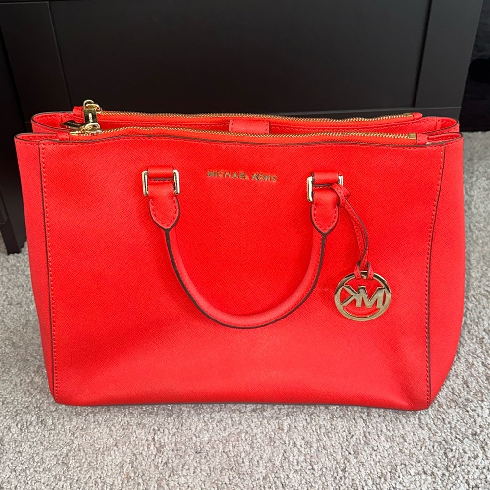 Beautiful well maintained Michael Kors handbag with strap